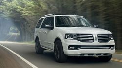2017-Lincoln-Navigator-luxury-SUV-01_zpsgykktnxp.jpg