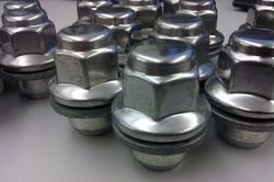 nissan-inf_lugs3.jpg