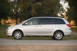 2005_toyota_sienna_xle_awd_100008162_l.jpg